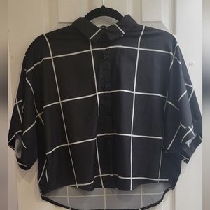 Women's loose fit button up crop top/Size: SMALL color: black/white